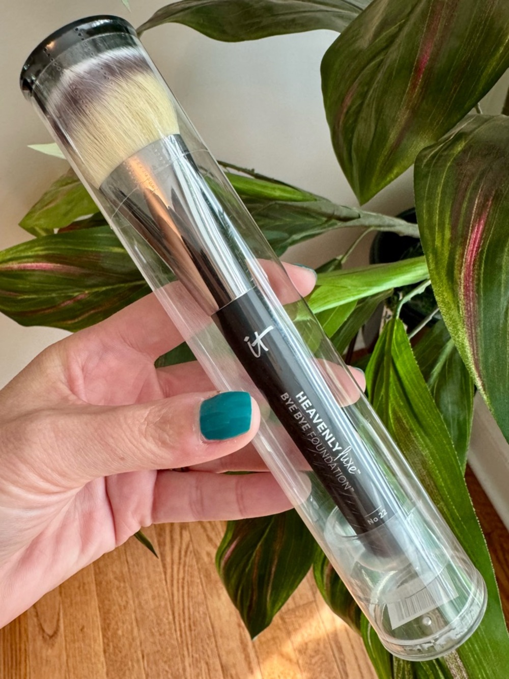 IT Cosmetics Heavenly Luxe Bye Bye Foundation Brush No 22  NEW & SEALED